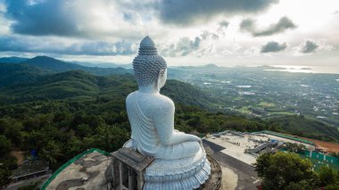 Mavi gökyüzü ve mavi okyanus Phuket Big Buddha arkasında vardır.