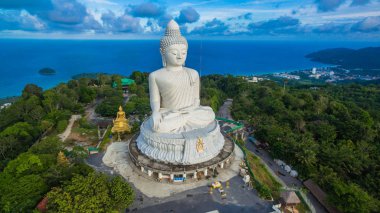 Mavi gökyüzü ve mavi okyanus Phuket Big Buddha arkasında vardır.