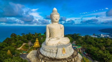 Mavi gökyüzü ve mavi okyanus Phuket Big Buddha statue.white arkasında Phuket big Buddha Phuket Adası yapılarından biri olan.