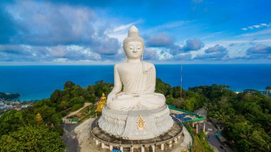 Mavi gökyüzü ve mavi okyanus Phuket Big Buddha statue.white arkasında Phuket big Buddha Phuket Adası yapılarından biri olan.