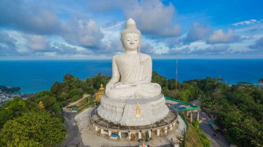Mavi gökyüzü ve mavi okyanus Phuket Big Buddha arkasında vardır.
