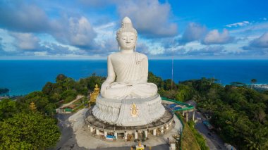 Mavi gökyüzü ve mavi okyanus Phuket Big Buddha arkasında vardır.