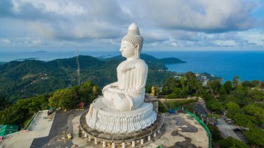 Mavi gökyüzü ve mavi okyanus Phuket Big Buddha arkasında vardır.