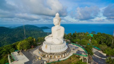 Mavi gökyüzü ve mavi okyanus Phuket Big Buddha arkasında vardır.