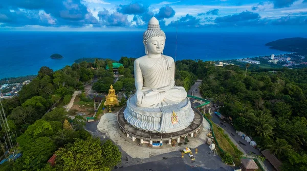Mavi gökyüzü ve mavi okyanus Phuket Big Buddha arkasında vardır.