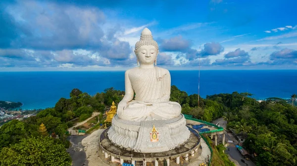 Mavi gökyüzü ve mavi okyanus Phuket Big Buddha statue.white arkasında Phuket big Buddha Phuket Adası yapılarından biri olan.