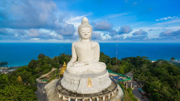 Mavi gökyüzü ve mavi okyanus Phuket Big Buddha statue.white arkasında Phuket big Buddha Phuket Adası yapılarından biri olan.