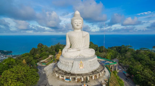 Mavi gökyüzü ve mavi okyanus Phuket Big Buddha arkasında vardır.
