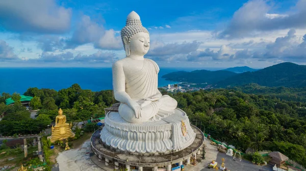 Céu azul e oceano azul estão na parte de trás de Phuket Big Buddha . — Fotografia de Stock