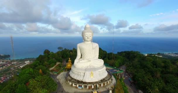 Blå Himmel Och Blå Havet Baksidan Phuket Big Buddha Statue — Stockvideo
