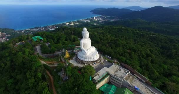 Mavi Gökyüzü Mavi Okyanus Phuket Big Buddha Statue White Arkasında — Stok video