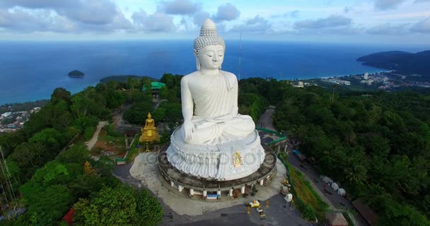Blauwe Hemel Blauwe Oceaan Zijn Achterkant Van Phuket Big Buddha — Stockvideo