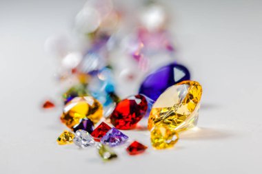 renkli değerli taşlar beyaz yerde görüntülenir