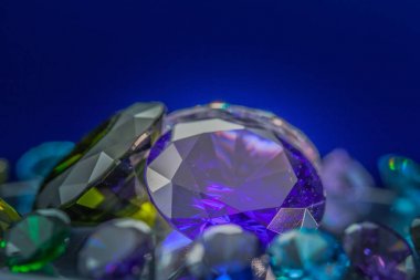 değerli taşlar platformu dönen gösteriliyor. 