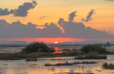 kızıl gökyüzü günbatımı zamanı Tayland güneyinde Talay noi Phatthalung ili.