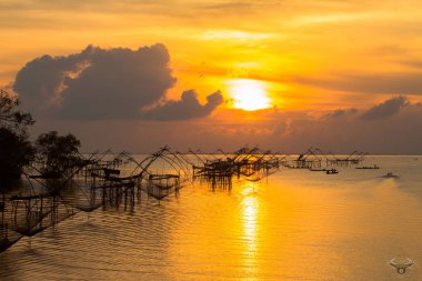 sabah gündoğumu balıkçı sırasında Pak Pra kanal Talay Noi Phatthalung ili denizde balık tutma tuzak hazırlayın.
