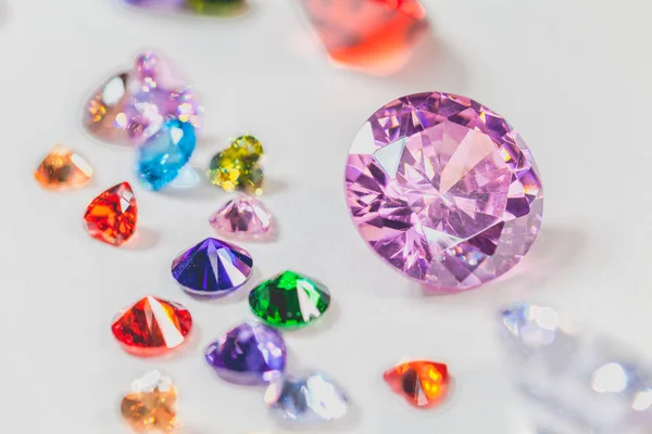 Piedras preciosas de colores se muestran en el suelo blanco — Foto de Stock