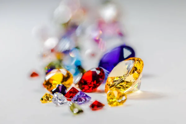 Pedras preciosas coloridas são exibidas no piso branco — Fotografia de Stock