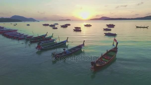 海中美丽的阳光倒映在海面捕鱼船漂浮在海上 — 图库视频影像