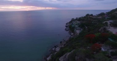 Khao Takiab temple.beautiful güneşinin Hua Hin Prajuab Kirikhan kanıtlayan altın Buddha Simgesel Yapı ile Hua Hin okyanusa yukarıda duran heykeli altın Buda sabah hava fotoğrafçılığı.