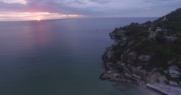 Luchtfoto Ochtend Gouden Boeddhabeeld Staande Khao Takiab Temple Beautiful Zon — Stockvideo