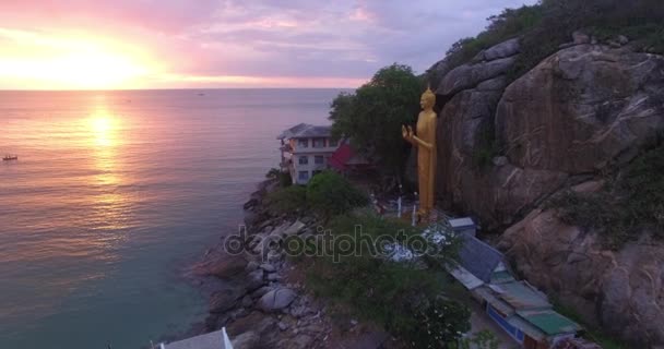 タキアブ Temple Beautiful サンシャイン Prajuab Kirikhan 証明の黄金仏ランドマークにを通じてホアヒンの海の上で黄金の仏立像で朝の空撮 — ストック動画