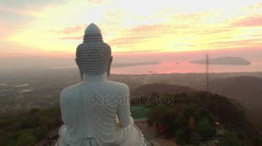 Havadan görünümü gündoğumu Phuket Phuket big Buddha morningphuket Big Buddha içinde büyük Buddhastunning panoramik manzaralı önünde en önemli ve saygın işaretleri adada adanın biridir.