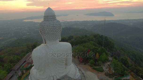 鸟瞰日出普吉岛大 Buddhastunning 全景的普吉岛大佛在 Morningphuket 大佛是岛上最重要和最受尊敬的地标之一 — 图库视频影像