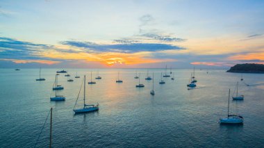Her yıl Aralık ayının ilk haftasında üzerinde sahip oldukları yat Kral Kupası Phuket yarış. Kata beach marina yat biridir.