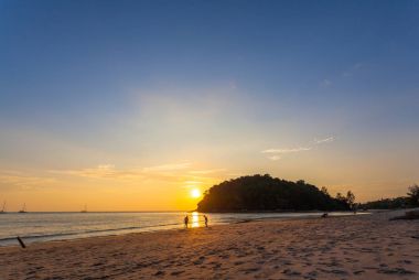 muhteşem gün batımı Kala Adası'nda. Layan beach ve Bangtoa beach aynı plaja sol tarafında olduğunu Bangtoa plaj sağ Layan beach Layan Beach sonunda vardır Kala Adası 