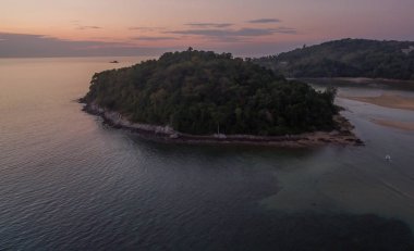 muhteşem gün batımı Kala Adası'nda. Layan beach ve Bangtoa beach aynı plaja sol tarafında olduğunu Bangtoa plaj sağ Layan beach Layan Beach sonunda vardır Kala Adası 