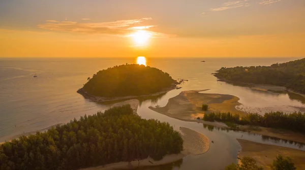 Εκπληκτικό Ηλιοβασίλεμα Στο Νησί Καλα Παραλία Layan Και Bangtoa Παραλία — Φωτογραφία Αρχείου