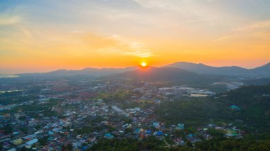 Khao Rang Phuket Phuket Town orta yerde dönüm noktası bakış günbatımında sırasında havadan görünümü. Khao Rang üzerinde bakış açısı Phuket şehir Chalong iskele ve Phuket big Buddha tepenin üzerinde görebilirsiniz