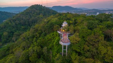 Khao Rang Phuket Phuket Town orta yerde dönüm noktası bakış günbatımında sırasında havadan görünümü. Khao Rang üzerinde bakış açısı Phuket şehir Chalong iskele ve Phuket big Buddha tepenin üzerinde görebilirsiniz