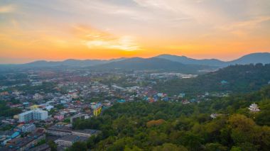 Khao Rang Phuket Phuket Town orta yerde dönüm noktası bakış günbatımında sırasında havadan görünümü. Khao Rang üzerinde bakış açısı Phuket şehir Chalong iskele ve Phuket big Buddha tepenin üzerinde görebilirsiniz