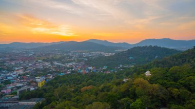 Khao Rang Phuket Phuket Town orta yerde dönüm noktası bakış günbatımında sırasında havadan görünümü. Khao Rang üzerinde bakış açısı Phuket şehir Chalong iskele ve Phuket big Buddha tepenin üzerinde görebilirsiniz