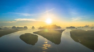 Bansamchong balıkçı köyü Phang Nga ilinde. balıkçı köyü mangrov orman ve çam ormanı içinde olduğunu. Bansamchong balıkçı köyü önünde taşıma için iskele Andaman Denizi var.