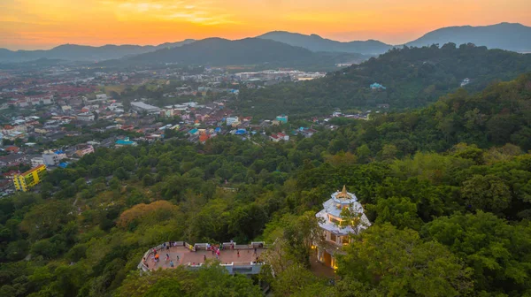 Khao Rang Phuket Phuket Town orta yerde dönüm noktası bakış günbatımında sırasında havadan görünümü. Khao Rang üzerinde bakış açısı Phuket şehir Chalong iskele ve Phuket big Buddha tepenin üzerinde görebilirsiniz