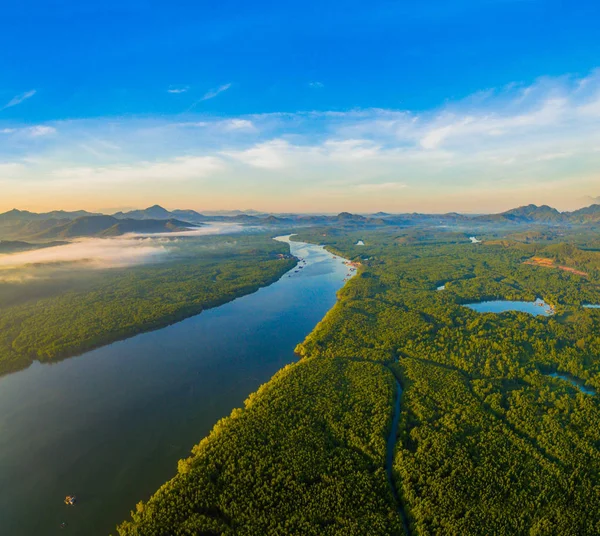 Bansamchong balıkçı köyü Phang Nga ilinde. balıkçı köyü mangrov orman ve çam ormanı içinde olduğunu. Bansamchong balıkçı köyü önünde taşıma için iskele Andaman Denizi var.
