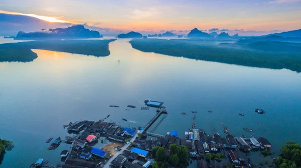 Bansamchong balıkçı köyü Phang Nga ilinde. balıkçı köyü mangrov orman ve çam ormanı içinde olduğunu. Bansamchong balıkçı köyü önünde taşıma için iskele Andaman Denizi var.