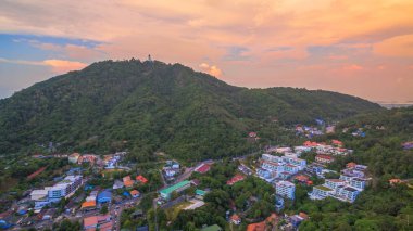 sahne Phuket big Buddha için gitmek için yol üzerinde. Phuket arkasında büyük Buda Kata beach Karon beach günbatımı tarafında ise