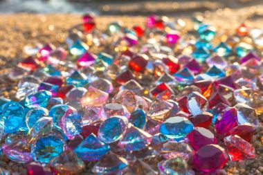 Güneş sabah ışık değerli taşlar ile sahilde düşen hakkında dağınık sahilde.