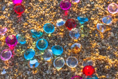 Güneş sabah ışık değerli taşlar ile sahilde düşen hakkında dağınık sahilde.