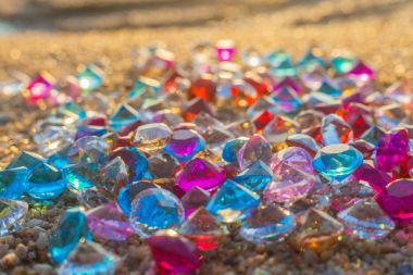 sabah güneş ile renkli değerli taşlar üzerinde. değerli taşlar sahilde hakkında dağınık düşüyor.