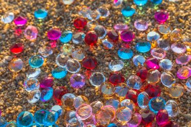 Güneş sabah ışık değerli taşlar ile sahilde düşen hakkında dağınık sahilde.