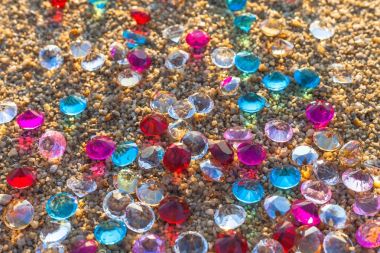 Güneş sabah ışık değerli taşlar ile sahilde düşen hakkında dağınık sahilde.