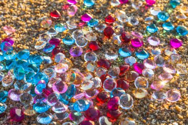 Güneş sabah ışık değerli taşlar ile sahilde düşen hakkında dağınık sahilde.