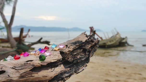 Çam Ağacı Çürümüş Ahşap Üzerinde Renkli Elmaslar Treasure Gemi Enkazı — Stok video