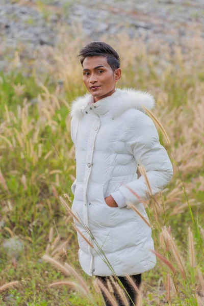 Un hombre en vestido de invierno —  Fotos de Stock