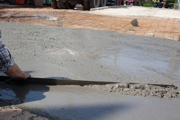 Labors are construction new floor — Stock Photo, Image